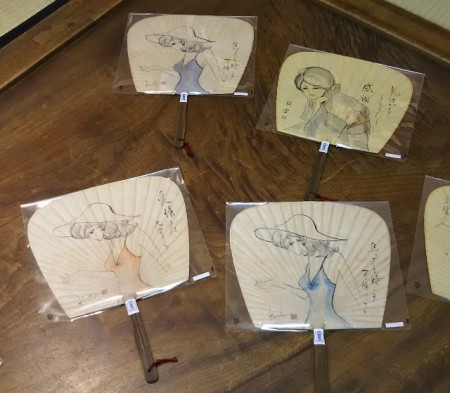 書画うちわ展に出展させていただいた作品。夏の帽子の美人と浴衣美人♪